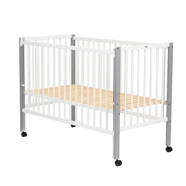 Patut din lemn bebe, 120x60 cm, Cu laterala culisanta, Din lemn de pin si mdf, Stabil si rezistent, Inaltime saltea reglabila pe 3 nivele, Laterala cu 3 bete detasabile, EN716-1, EN716-2, Alb, Qmini, Maya + Saltea 10 cm BYNQMMAY10CM03AL