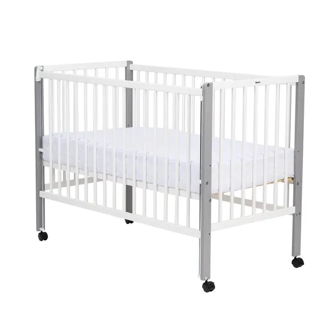 Patut din lemn bebe, 120x60 cm, Cu laterala culisanta, Din lemn de pin si mdf, Stabil si rezistent, Inaltime saltea reglabila pe 3 nivele, Laterala cu 3 bete detasabile, EN716-1, EN716-2, Alb, Qmini, Maya + Saltea 10 cm BYNQMMAY10CM03AL