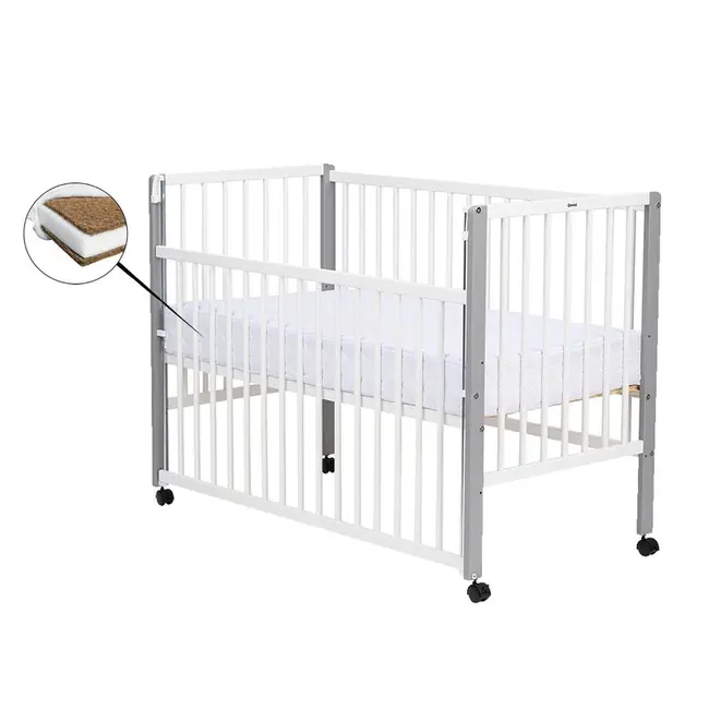 Patut din lemn bebe, 120x60 cm, Cu laterala culisanta, Din lemn de pin si mdf, Stabil si rezistent, Inaltime saltea reglabila pe 3 nivele, Laterala cu 3 bete detasabile, EN716-1, EN716-2, Alb, Qmini, Maya + Saltea 10 cm BYNQMMAY10CM03AL