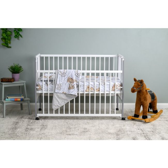 Patut din lemn bebe, 120x60 cm, Cu laterala culisanta, Din lemn de pin si mdf, Stabil si rezistent, Inaltime saltea reglabila pe 3 nivele, Laterala cu 3 bete detasabile, EN716-1, EN716-2, Alb, Qmini, Maya BYNQMMAY03AL