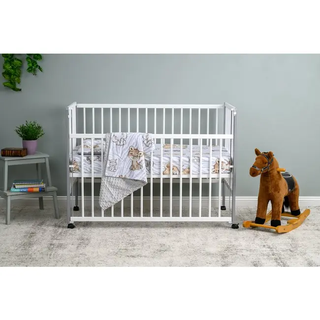 Patut din lemn bebe, 120x60 cm, Cu laterala culisanta, Din lemn de pin si mdf, Stabil si rezistent, Inaltime saltea reglabila pe 3 nivele, Laterala cu 3 bete detasabile, EN716-1, EN716-2, Alb, Qmini, Maya BYNQMMAY03AL