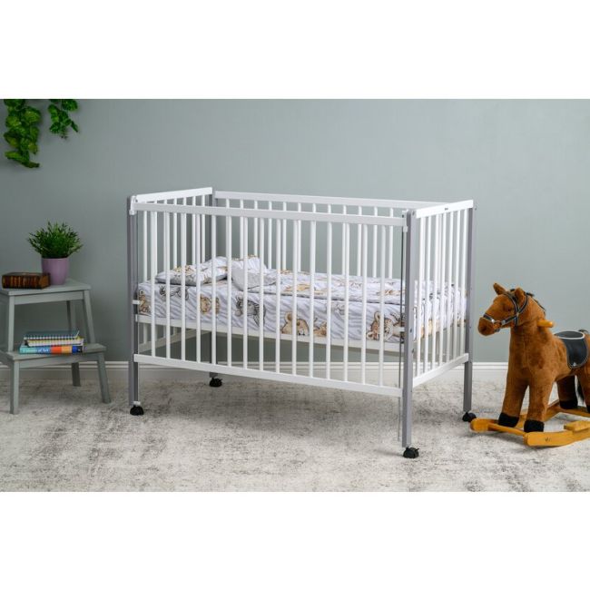 Patut din lemn bebe, 120x60 cm, Cu laterala culisanta, Din lemn de pin si mdf, Stabil si rezistent, Inaltime saltea reglabila pe 3 nivele, Laterala cu 3 bete detasabile, EN716-1, EN716-2, Alb, Qmini, Maya BYNQMMAY03AL
