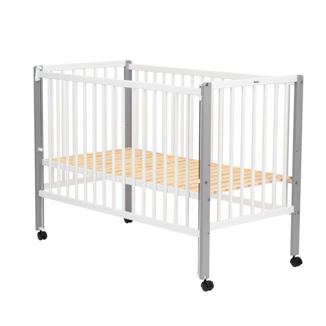 Patut din lemn bebe, 120x60 cm, Cu laterala culisanta, Din lemn de pin si mdf, Stabil si rezistent, Inaltime saltea reglabila pe 3 nivele, Laterala cu 3 bete detasabile, EN716-1, EN716-2, Alb, Qmini, Maya BYNQMMAY03AL