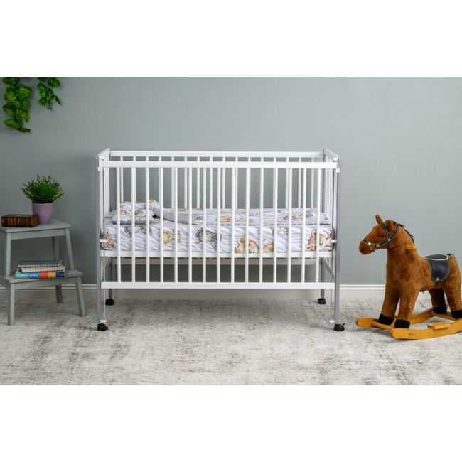 Patut din lemn bebe, 120x60 cm, Cu laterala culisanta, Din lemn de pin si mdf, Stabil si rezistent, Inaltime saltea reglabila pe 3 nivele, Laterala cu 3 bete detasabile, EN716-1, EN716-2, Alb, Qmini, Maya BYNQMMAY03AL