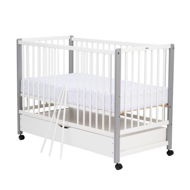 Patut din lemn bebe, 120x60 cm, Cu sertar cu capac, Din lemn de pin si mdf, Stabil si rezistent, Inaltime saltea reglabila pe 3 nivele, Laterala cu 3 bete detasabile, EN716-1, EN716-2, Alb, Qmini, Maya + Saltea 12 cm BYNQMMAY12CM02AL