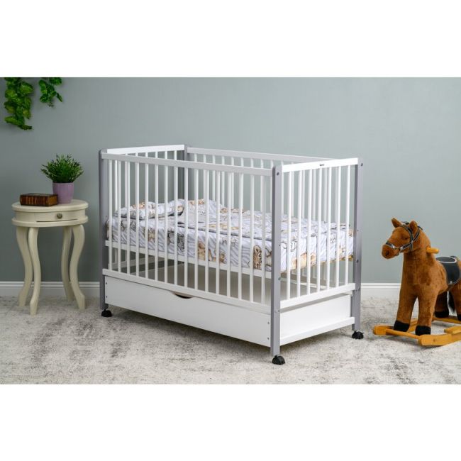 Patut din lemn bebe, 120x60 cm, Cu sertar cu capac, Din lemn de pin si mdf, Stabil si rezistent, Inaltime saltea reglabila pe 3 nivele, Laterala cu 3 bete detasabile, EN716-1, EN716-2, Alb, Qmini, Maya + Saltea 12 cm BYNQMMAY12CM02AL