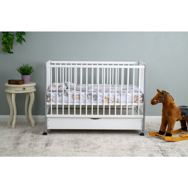 Patut din lemn bebe, 120x60 cm, Cu sertar cu capac, Din lemn de pin si mdf, Stabil si rezistent, Inaltime saltea reglabila pe 3 nivele, Laterala cu 3 bete detasabile, EN716-1, EN716-2, Alb, Qmini, Maya + Saltea 12 cm BYNQMMAY12CM02AL