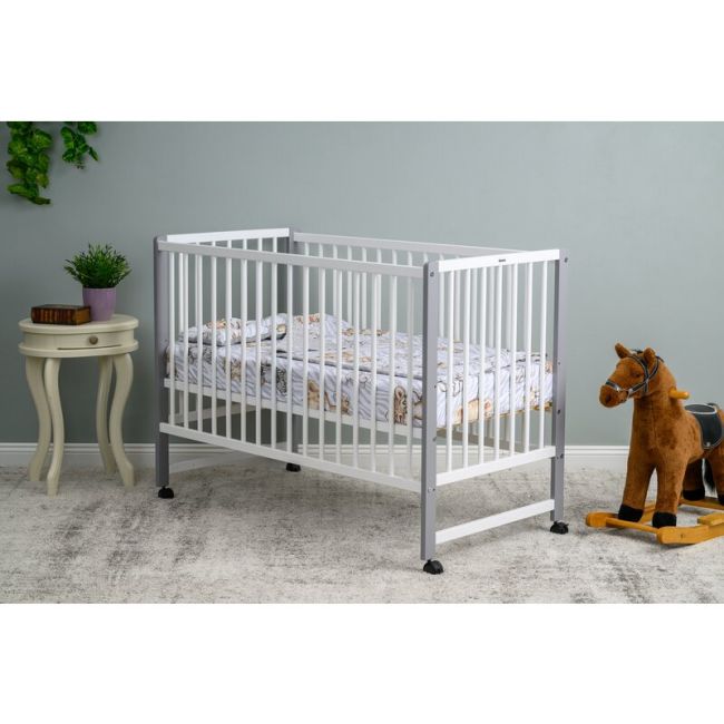 Patut din lemn bebe, 120x60 cm, Din lemn de pin si mdf, Stabil si rezistent, Inaltime saltea reglabila pe 3 nivele, Laterala cu 3 bete detasabile, EN716-1, EN716-2, Alb, Qmini, Maya + Saltea 12 cm BYNQMMAY12CM01AL