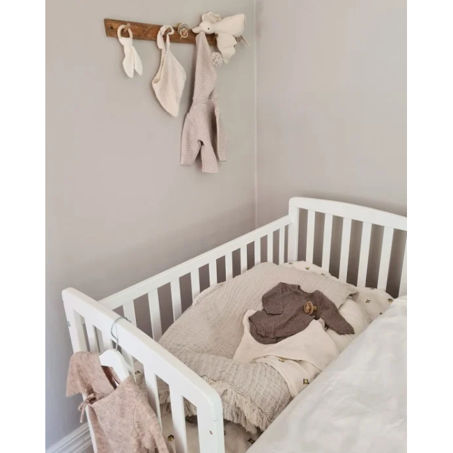 Patut Bebe Din Lemn Masiv, Laterala Culisabila Si Inaltime Reglabila A Saltelei, Bedside Alice Alb Cu Saltea Comfort 100x50 Cm Pjbdrw_2012_10050dp