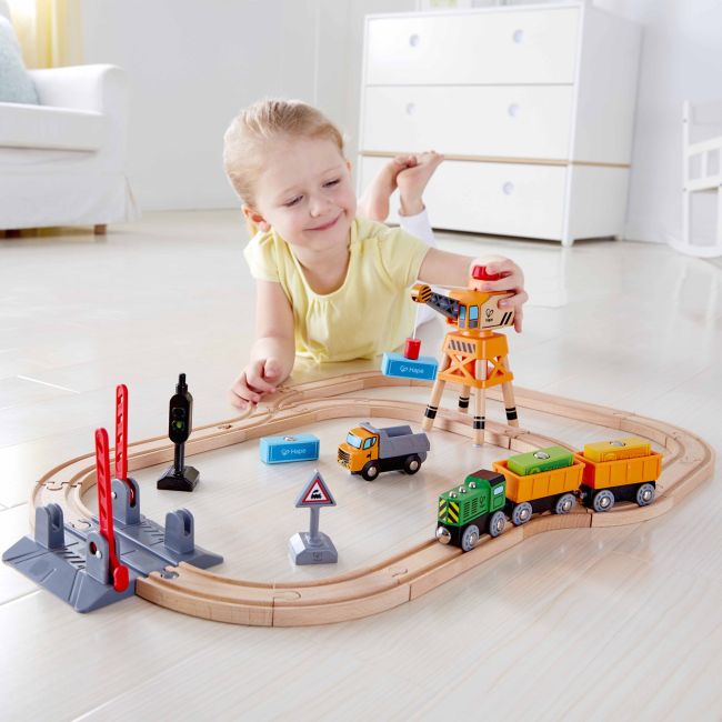 Jucarie din lemn - Set tren de marfa cu macara (34 piese)