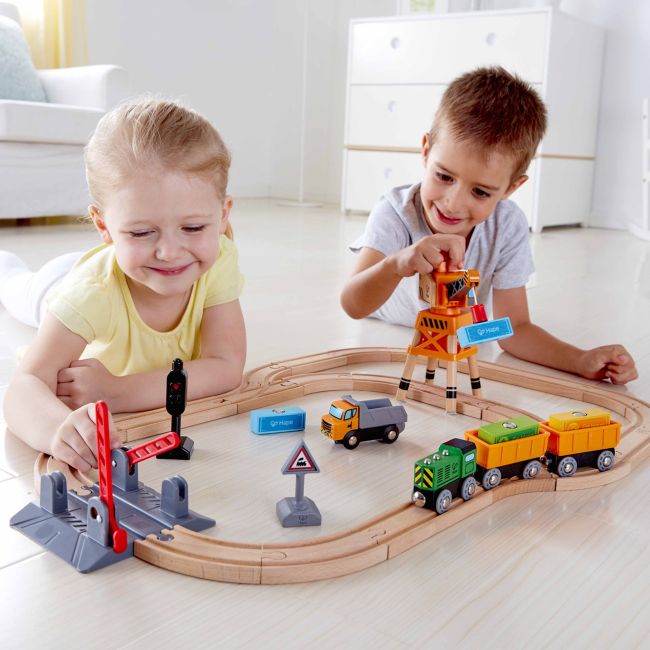Jucarie din lemn - Set tren de marfa cu macara (34 piese)