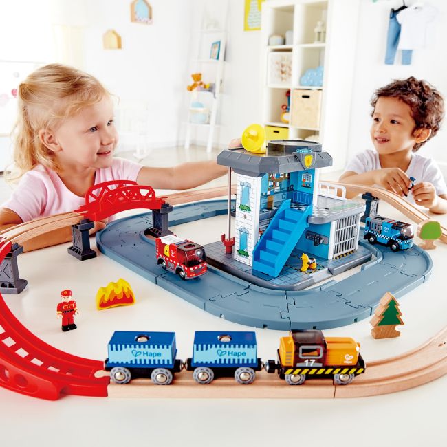 Jucarie din lemn - Set tren si servicii de urgenta (55 piese)