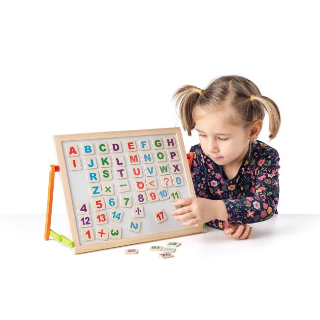 Tabla magnetica de pus pe masa cu litere