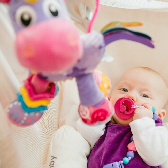 Jucarie pentru carucior, scoica auto si patut, Playgro, Cu jucarie de dentitie, Cu sunete, Activity Friend Stella Unicorn, 39 cm BYN186981