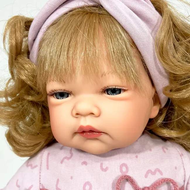 Papusa Nines D'Onil, Celia, cu parul blond, cu rochie roz, cu miros de vanilie, 45 cm