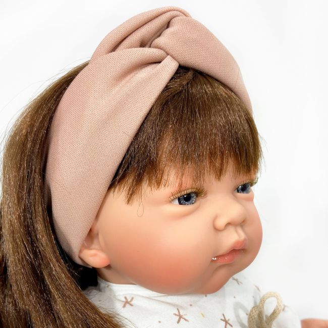Papusa Nines D'Onil, Celia, cu parul saten, cu rochie alba, cu miros de vanilie, 45 cm