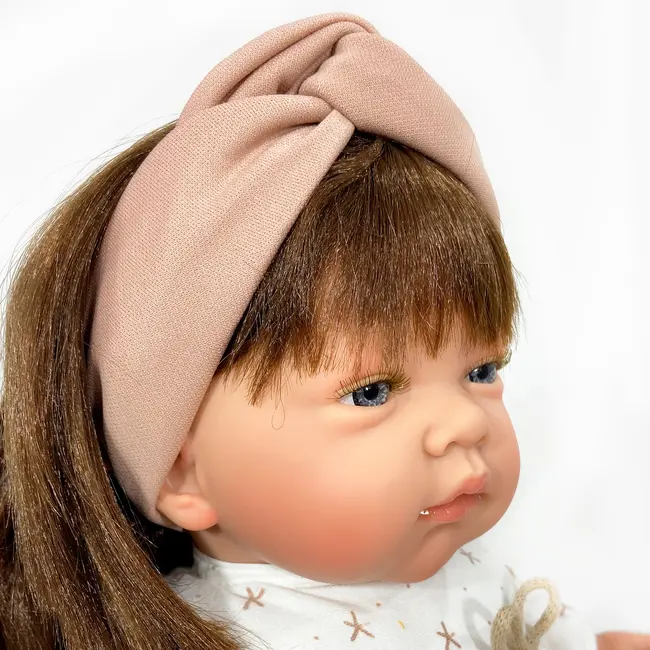 Papusa Nines D'Onil, Celia, cu parul saten, cu rochie alba, cu miros de vanilie, 45 cm