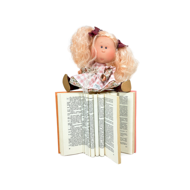 Papusa Nines D'Onil, Mia, cu parul blond si funde rosii, cu articulatii, cu miros de vanilie, 30 cm
