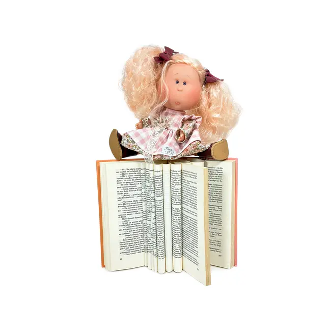 Papusa Nines D'Onil, Mia, cu parul blond si funde rosii, cu articulatii, cu miros de vanilie, 30 cm