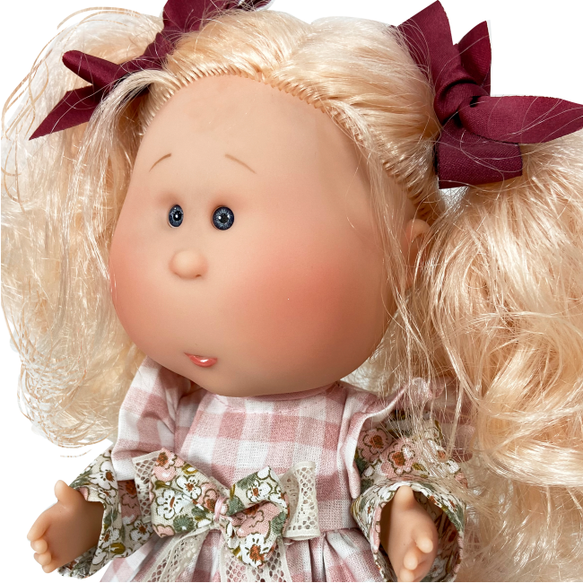 Papusa Nines D'Onil, Mia, cu parul blond si funde rosii, cu articulatii, cu miros de vanilie, 30 cm