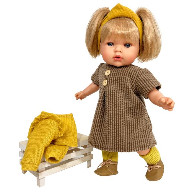 Papusa Nines D'Onil, Tita, cu parul blond, cu haine de toamna, cu miros de vanilie, 45 cm