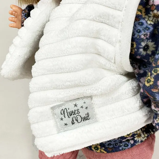 Papusa Nines D'Onil, Joy, cu parul blond, cu vesta alba, cu miros de vanilie, 37 cm