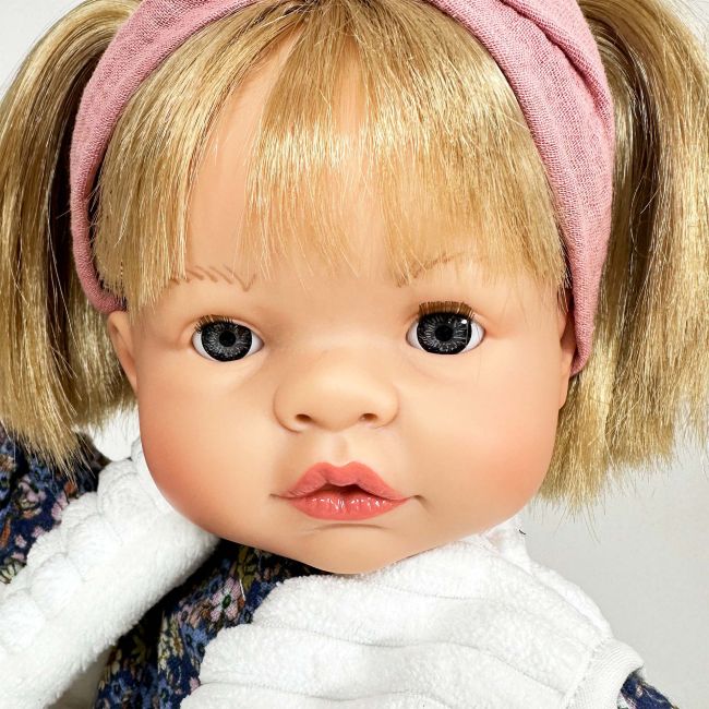 Papusa Nines D'Onil, Joy, cu parul blond, cu vesta alba, cu miros de vanilie, 37 cm
