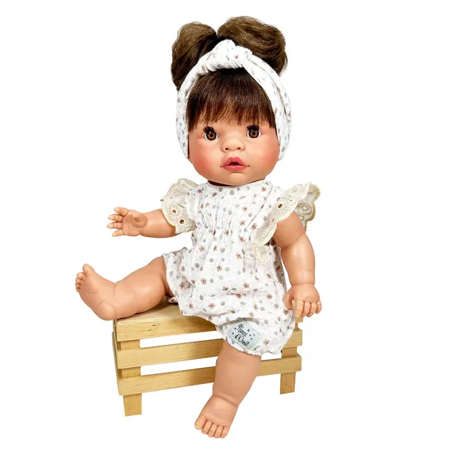 Papusa Nines D'Onil, Joy, cu parul saten, cu bentita alba, cu miros de vanilie, 37 cm