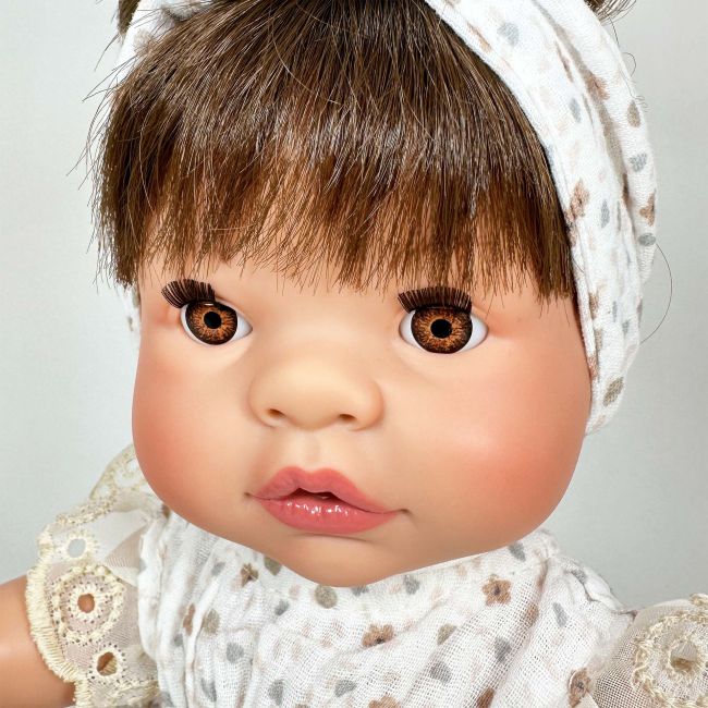 Papusa Nines D'Onil, Joy, cu parul saten, cu bentita alba, cu miros de vanilie, 37 cm