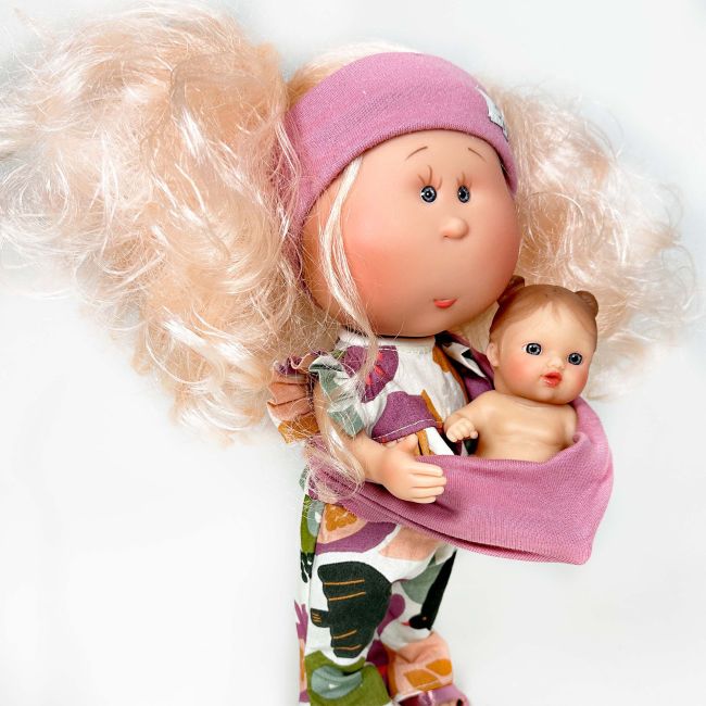 Papusa Nines D'Onil, Mia, cu parul blond, cu bebe, cu articulatii, cu miros de vanilie, 30 cm
