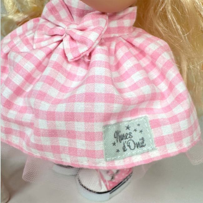 Papusa Nines D'Onil, Mia, cu parul blond, cu catel, cu articulatii, cu miros de vanilie, 30 cm