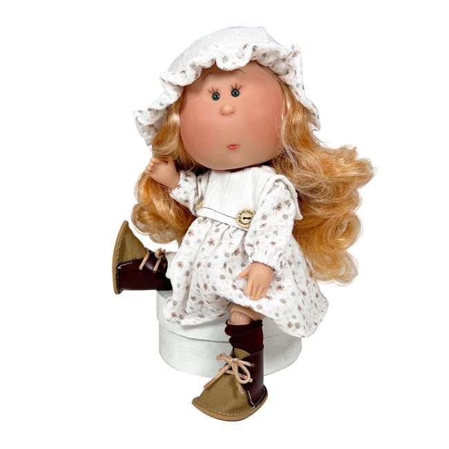 Papusa Nines D'Onil, Mia, cu parul portocaliu, cu palarie alba, cu articulatii, cu miros de vanilie, 30 cm