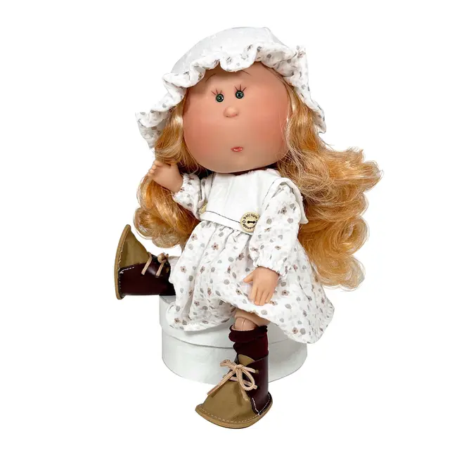 Papusa Nines D'Onil, Mia, cu parul portocaliu, cu palarie alba, cu articulatii, cu miros de vanilie, 30 cm