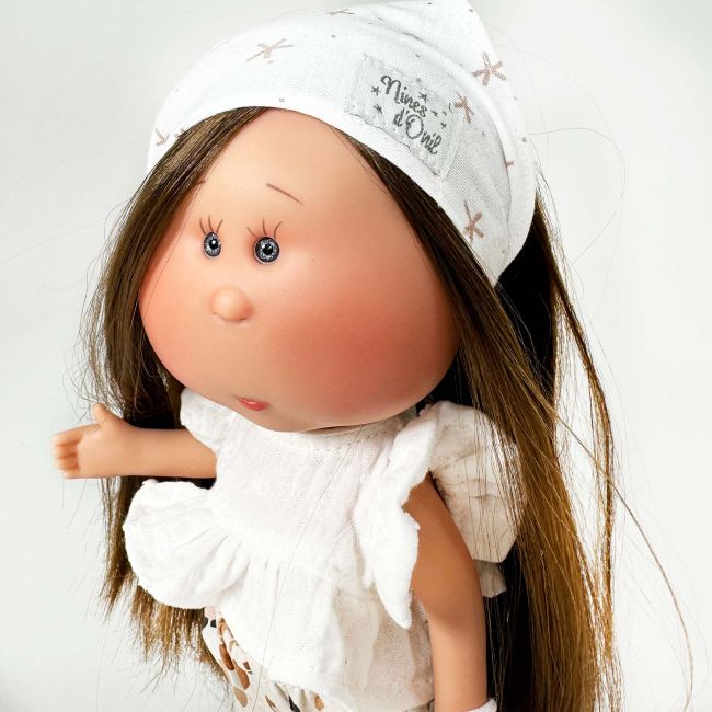 Papusa Nines D'Onil, Mia, cu parul saten drept, cu catel, cu articulatii, cu miros de vanilie, 30 cm