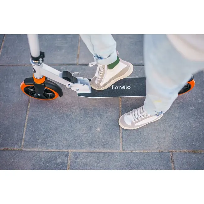 Trotineta, Lionelo, Luca, Pentru copii sau adulti, Ultrapliabila, Pana la 100 Kg, Conform cu standardul european de securitate EN14619, Roz BYNLO-LUCA_BLACK_CARBON_PINK