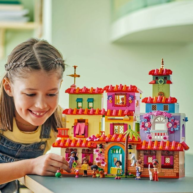 LEGO DISNEY CASA MAGICA A FAMILIEI MADRIGAL 43245 VIVLEGO43245