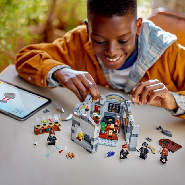 LEGO HARRY POTTER TM CASTELUL HOGWARTS: LECTIA DE POTIUNI 76431 VIVLEGO76431