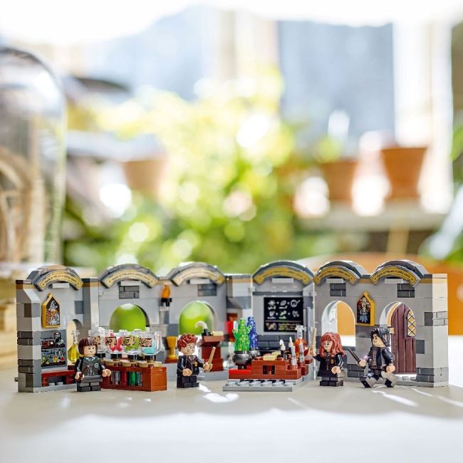 LEGO HARRY POTTER TM CASTELUL HOGWARTS: LECTIA DE POTIUNI 76431 VIVLEGO76431