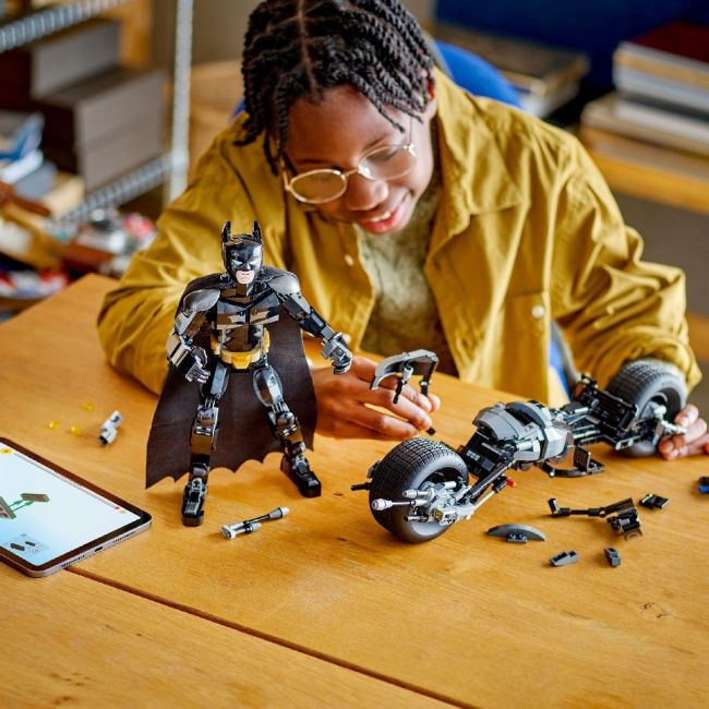 LEGO SUPER HEROES FIGURINA DE CONSTRUCTIE BATMAN SI MOTOCICLETA BAT-POD 76273 VIVLEGO76273
