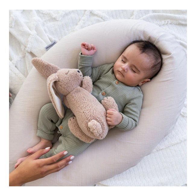 Doomoo - perna mare 3 in 1 comfy big tetra almond din bumbac organic: perna gravide, suport pentru hranire, suport pentru bebe bbb35001027