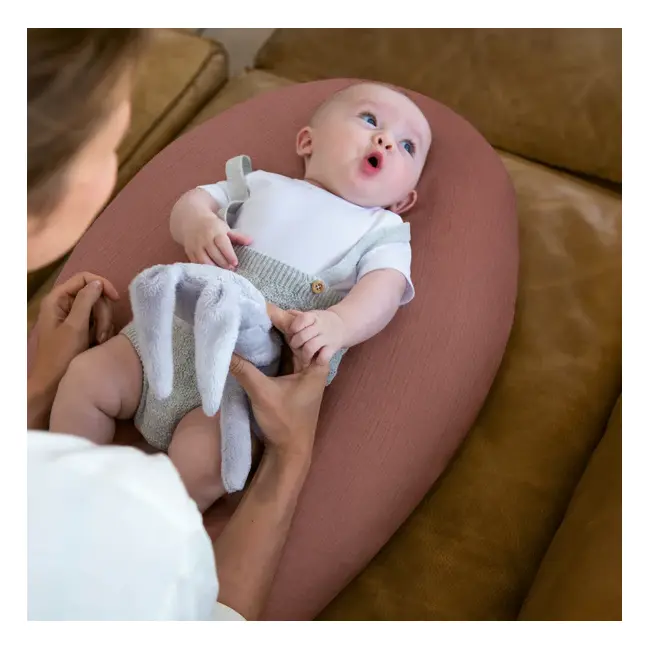 Doomoo - perna mare 3 in 1 comfy big tetra brick din bumbac organic: perna gravide, suport pentru hranire, suport pentru bebe bbb35001025