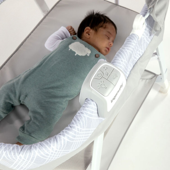 Ingenuity - patut cu  vibratii linistitoare lullanight, cu lumina de veghe si blocare la roti, gem bbb12569