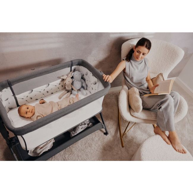 Patut co-sleeper, Lionelo, Leonie Plus, Pliabil, Cu sistem de leganare, Cu setare unghiulara, Reglabil in 6 pozitii pe inaltime, Conform cu standardele europeane de securitate EN1130 si EN16890, Bej BYNLO-LEONIE_PLUS_BEIGE_SAND