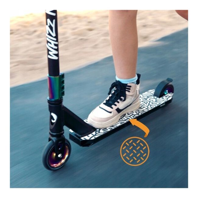 Trotineta, Lionelo, Whizz, Pentru Acrobatii, Rulmenti ABEC-9, Sistemul de compresie IHC 9, 20 - 100 kg, Conform cu standardul european de securitate EN14619, Multicolor BYNLO-WHIZZ_NEO_BLACK_CARBON_MULTICOLOR
