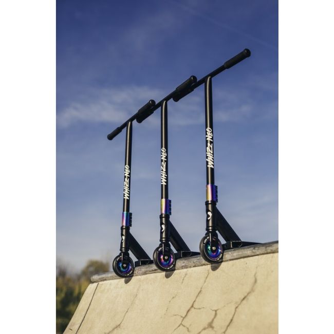 Trotineta, Lionelo, Whizz, Pentru Acrobatii, Rulmenti ABEC-9, Sistemul de compresie IHC 9, 20 - 100 kg, Conform cu standardul european de securitate EN14619, Multicolor BYNLO-WHIZZ_NEO_BLACK_CARBON_MULTICOLOR