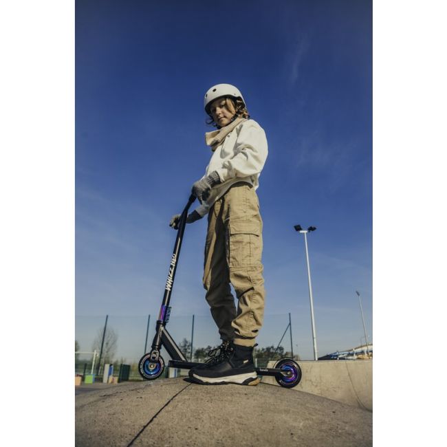 Trotineta, Lionelo, Whizz, Pentru Acrobatii, Rulmenti ABEC-9, Sistemul de compresie IHC 9, 20 - 100 kg, Conform cu standardul european de securitate EN14619, Multicolor BYNLO-WHIZZ_NEO_BLACK_CARBON_MULTICOLOR