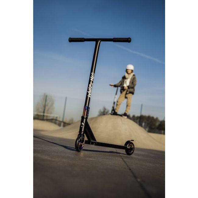 Trotineta, Lionelo, Whizz, Pentru Acrobatii, Rulmenti ABEC-9, Sistemul de compresie IHC 9, 20 - 100 kg, Conform cu standardul european de securitate EN14619, Multicolor BYNLO-WHIZZ_NEO_BLACK_CARBON_MULTICOLOR