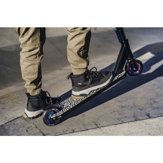Trotineta, Lionelo, Whizz, Pentru Acrobatii, Rulmenti ABEC-9, Sistemul de compresie IHC 9, 20 - 100 kg, Conform cu standardul european de securitate EN14619, Multicolor BYNLO-WHIZZ_NEO_BLACK_CARBON_MULTICOLOR
