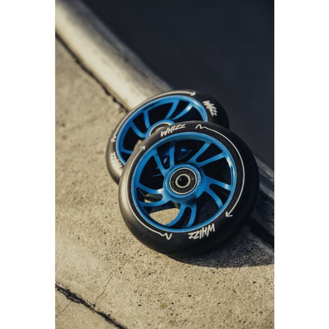 Trotineta, Lionelo, Whizz, Pentru Acrobatii, Rulmenti ABEC-9, Sistemul de compresie IHC 9, 20 - 100 kg, Conform cu standardul european de securitate EN14619, Multicolor BYNLO-WHIZZ_NEO_BLACK_CARBON_MULTICOLOR