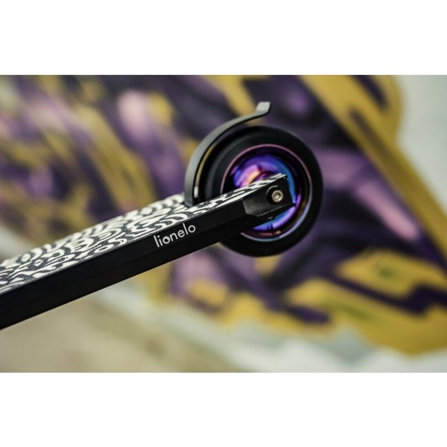 Trotineta, Lionelo, Whizz, Pentru Acrobatii, Rulmenti ABEC-9, Sistemul de compresie IHC 9, 20 - 100 kg, Conform cu standardul european de securitate EN14619, Multicolor BYNLO-WHIZZ_NEO_BLACK_CARBON_MULTICOLOR